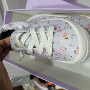 Madden girl,sizes 6,blue floral